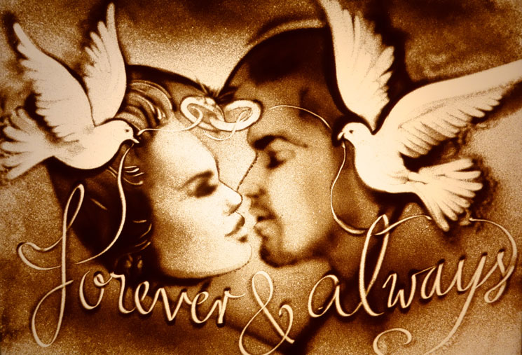 Sandbild eines sich küssenden Brautpaares