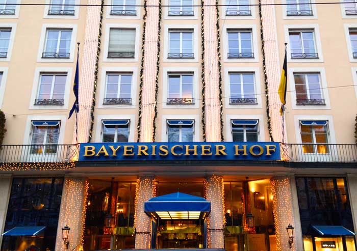 Eingang des Hotels Bayerischer Hof