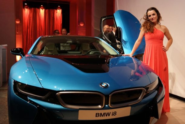 Frauke Menger vor dem neuen BMW i8