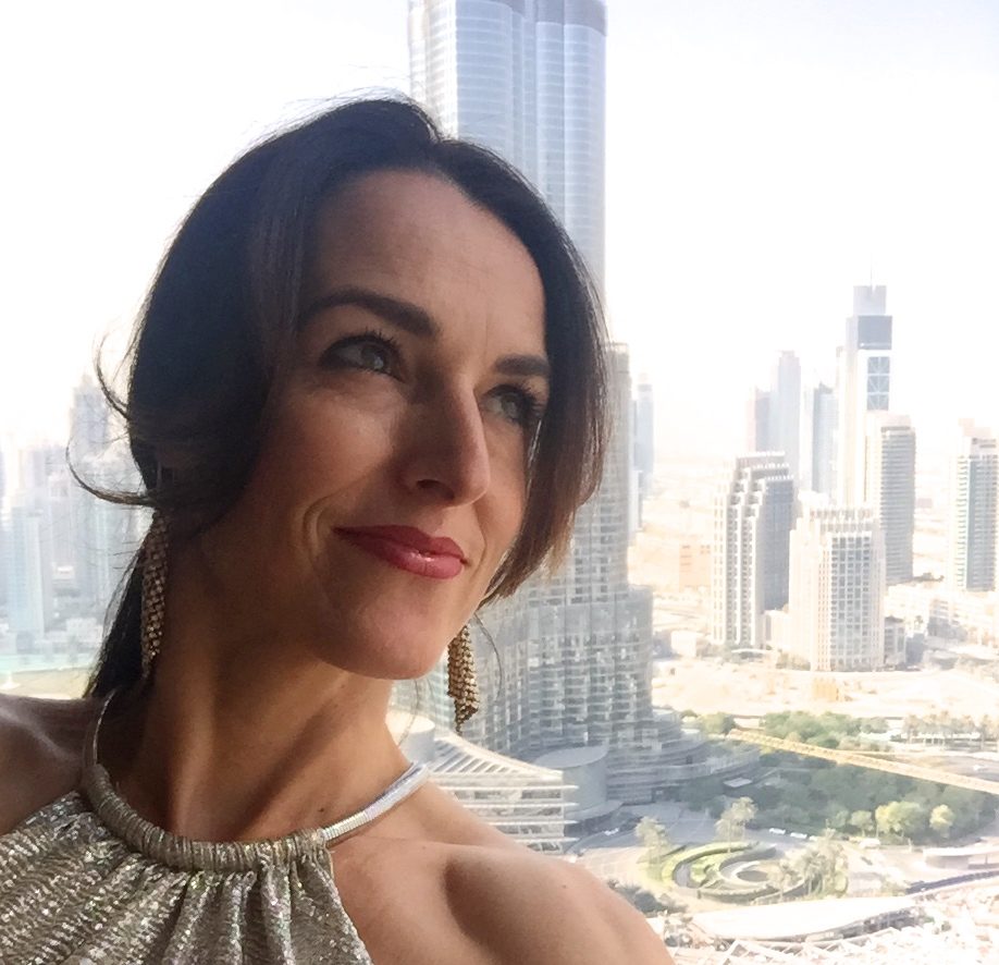 Frauke Menger vor dem BurjKhalifa in Dubai