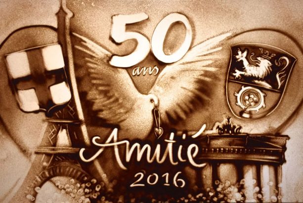 50 ans Amitie in Sand gemalt