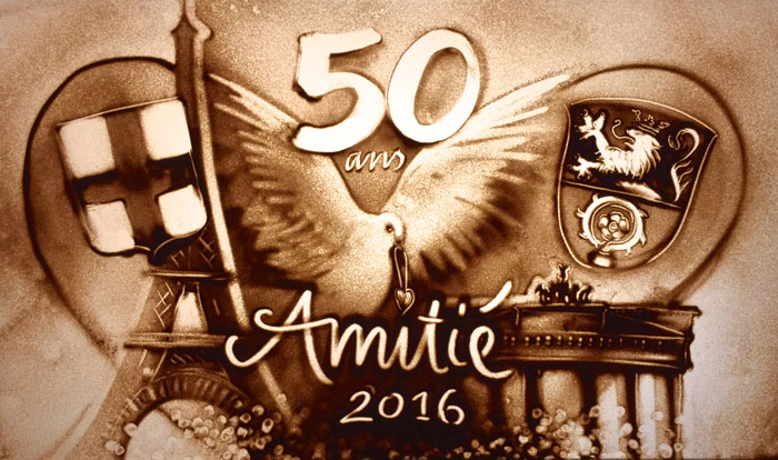 50 ans Amitie in Sand gemalt