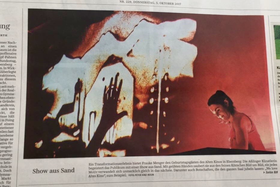 Zeitungsartikel: 25 Jahre altes Kino mit Sandmalerei