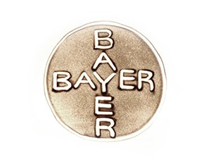 Bayer Logo in Sand gemalt