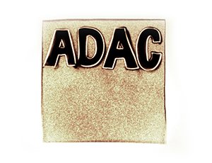 ADAC Logo in Sand gemalt