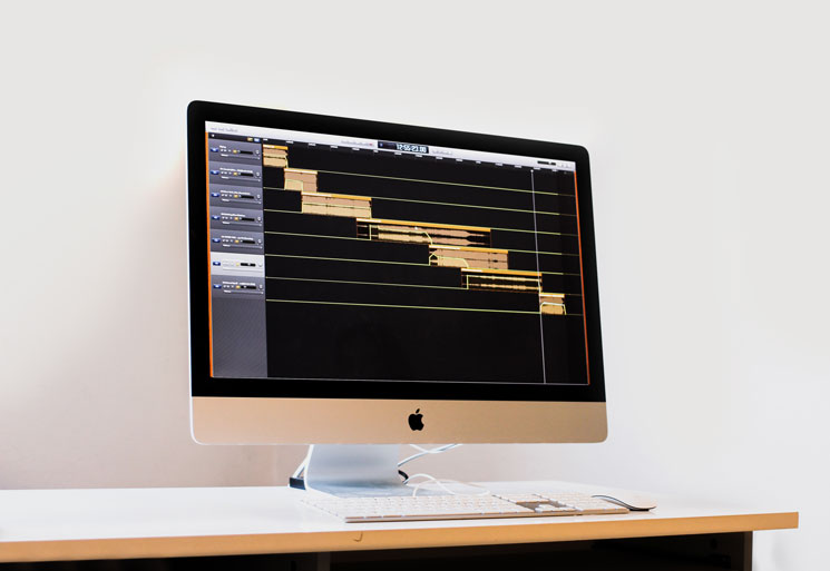Computer mit Musikschnitt-Software geöffnet