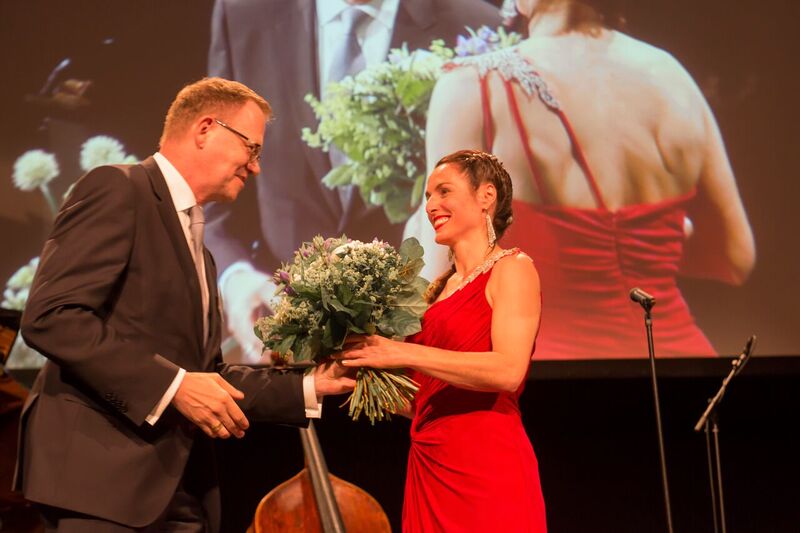 Frauke Menger mit Blumenstrauß