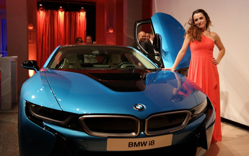 Frauke Menger vor dem neuen BMW i8