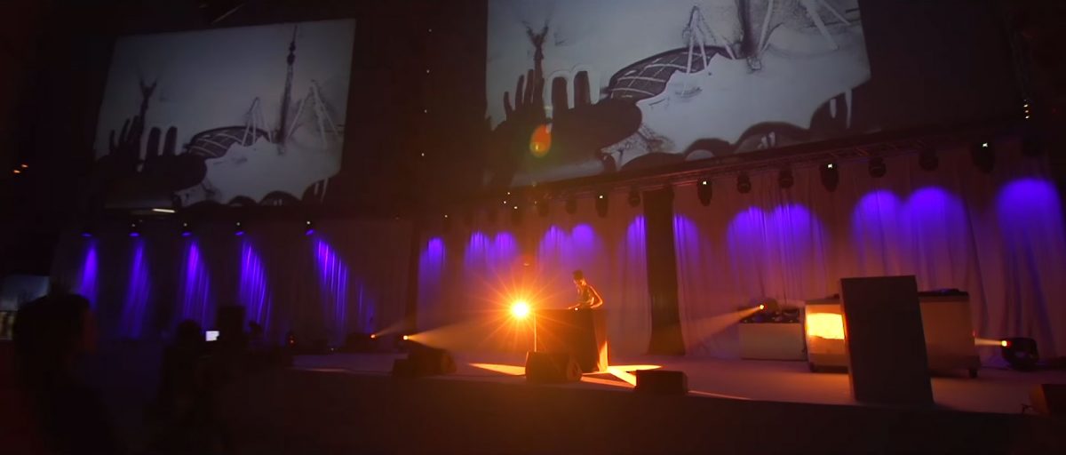 Frauke Menger während des Sandmalerei Auftritts in der Olympiahalle in München