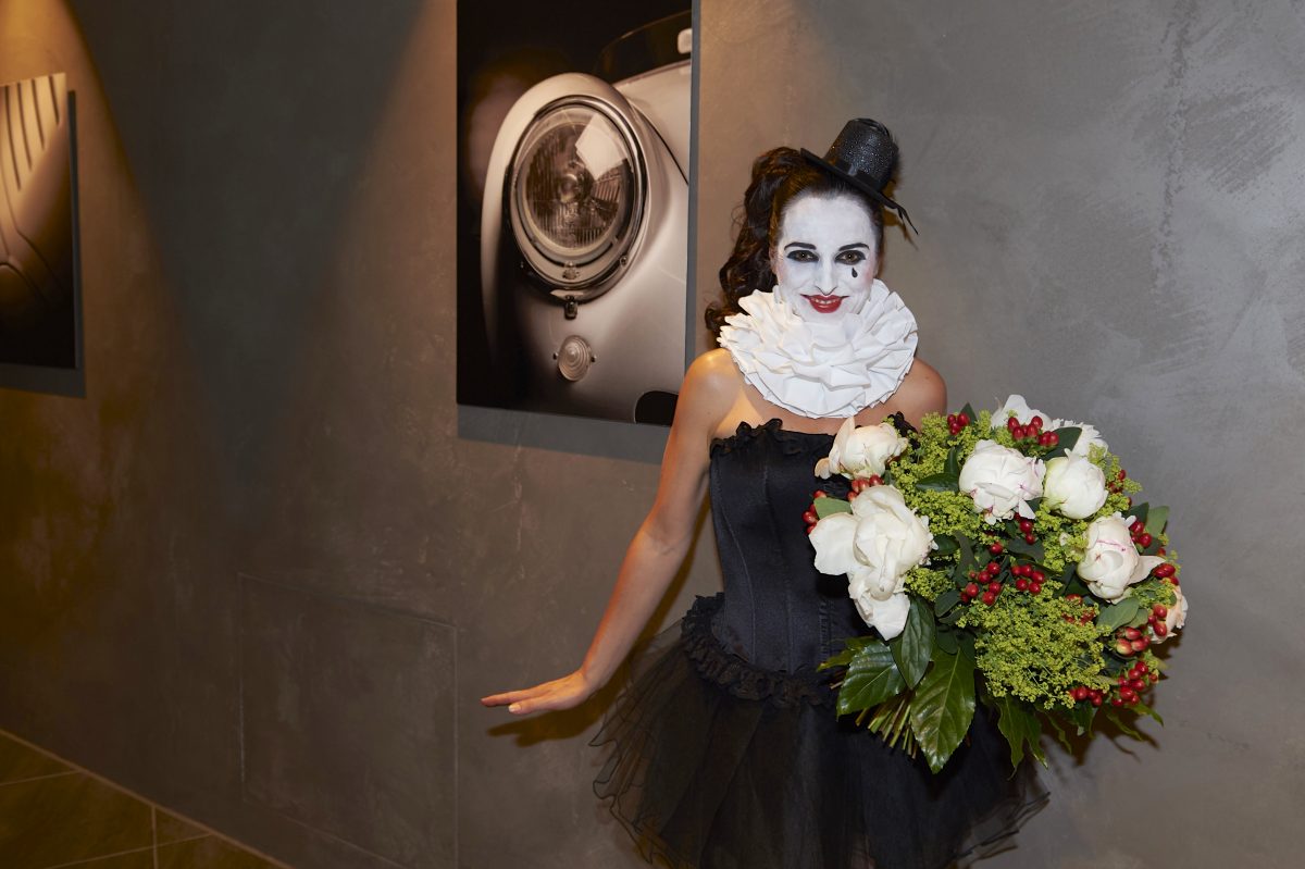 Frauke Menger als Pierrot mit Blumenstrauß