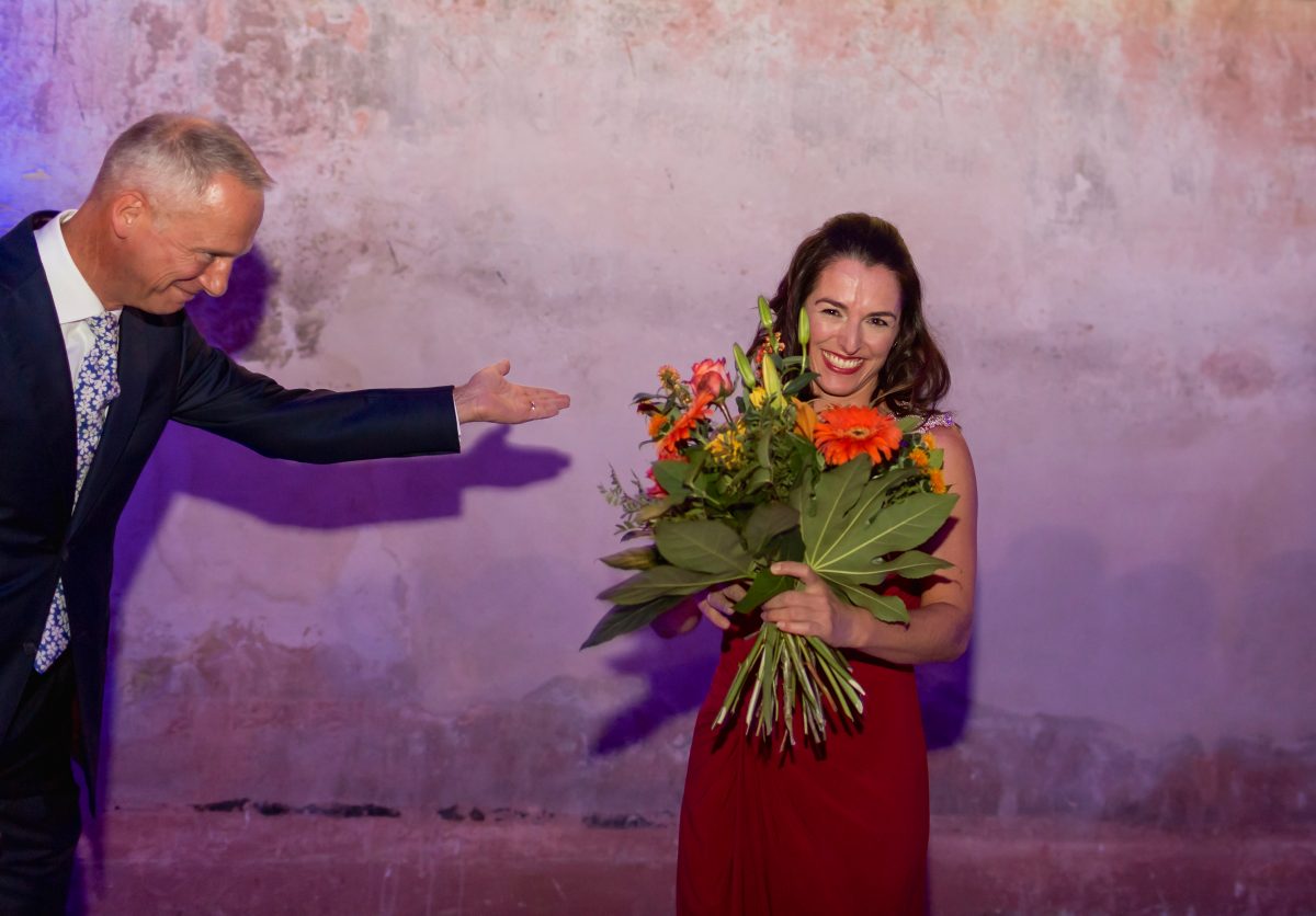 Frauke Menger mit Blumenstrauß