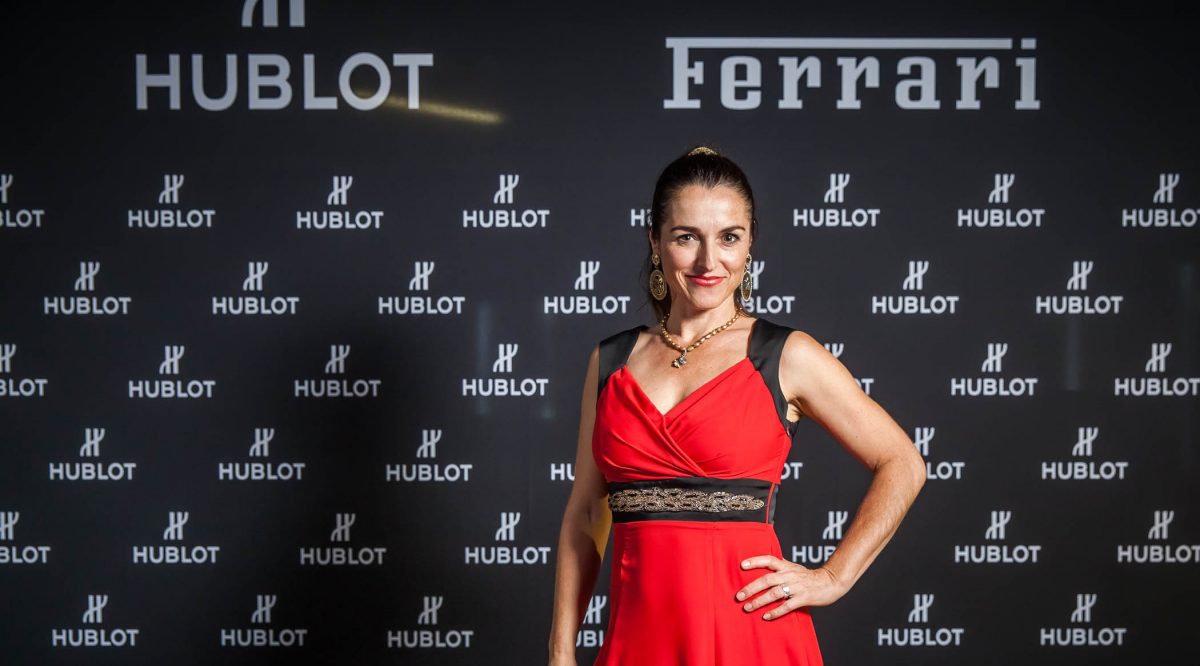 Frauke Menger nach dem Sandmalerei Auftritt für Hublot und Ferrari