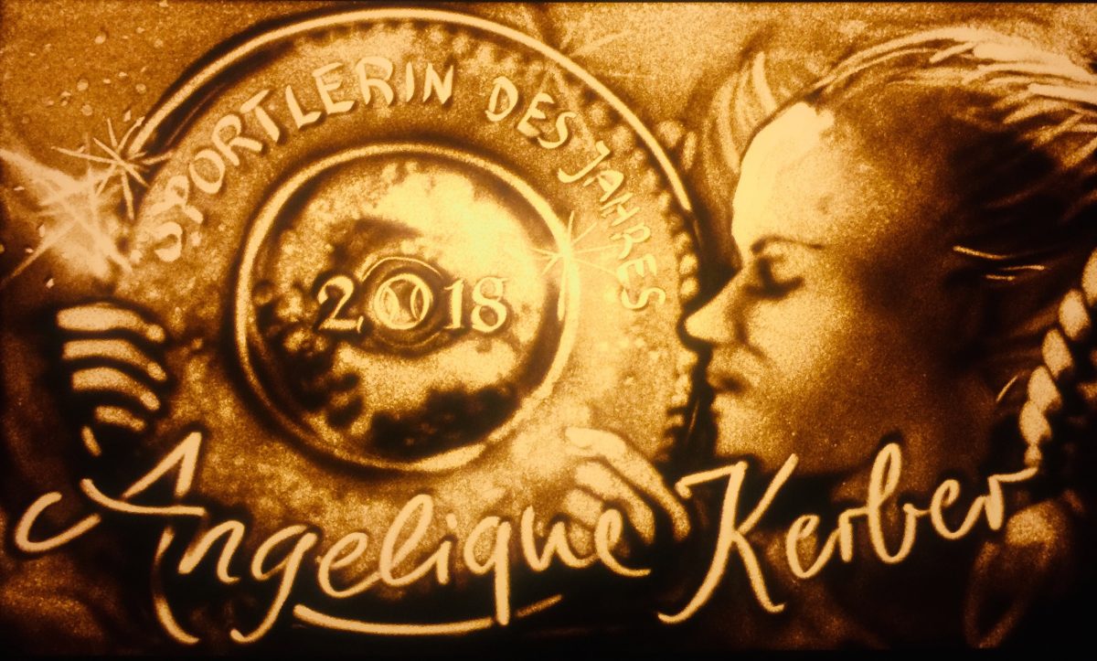 Angelique Kerber in Sand gemalt